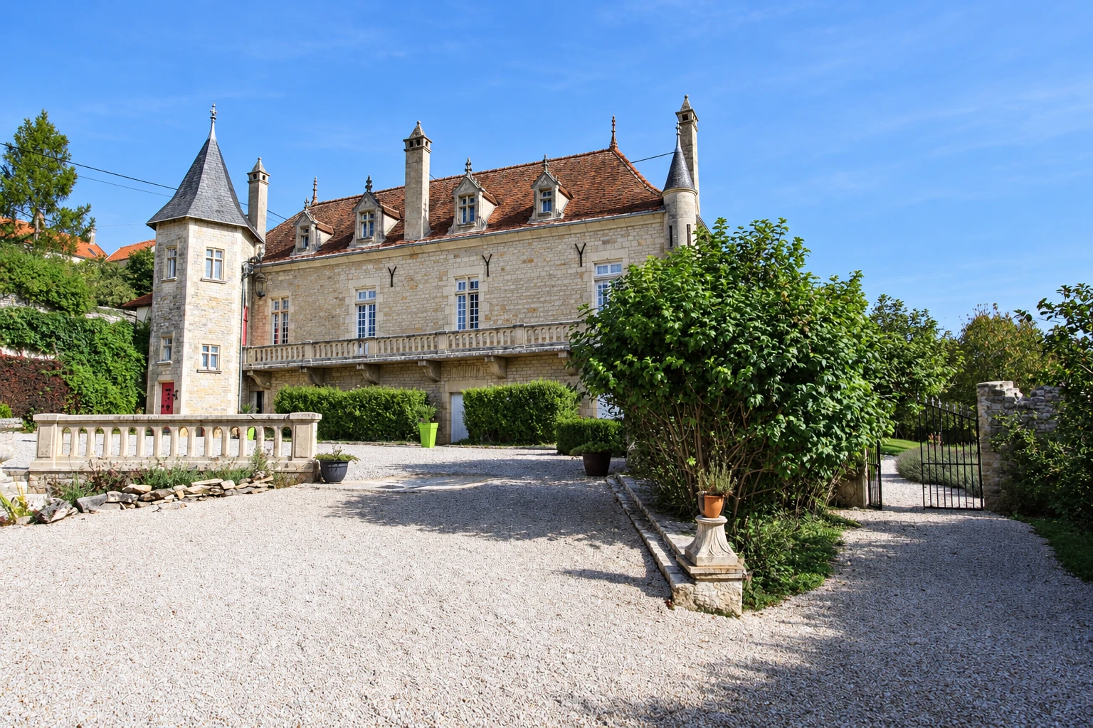 La cour du Prieuré, point d’arrivée des voyageurs
