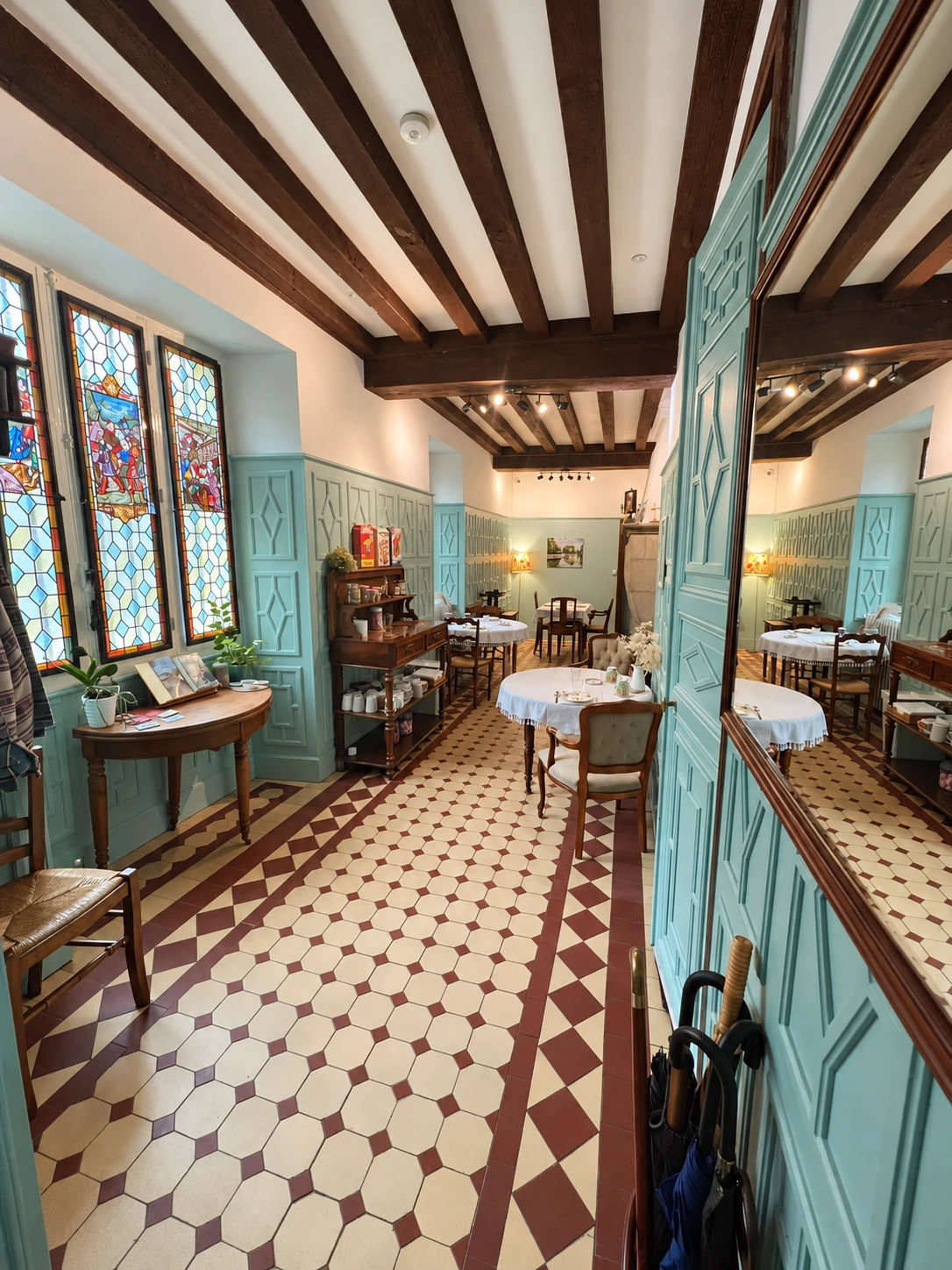 Salle des petits-déjeuners, vitraux et sol à motifs