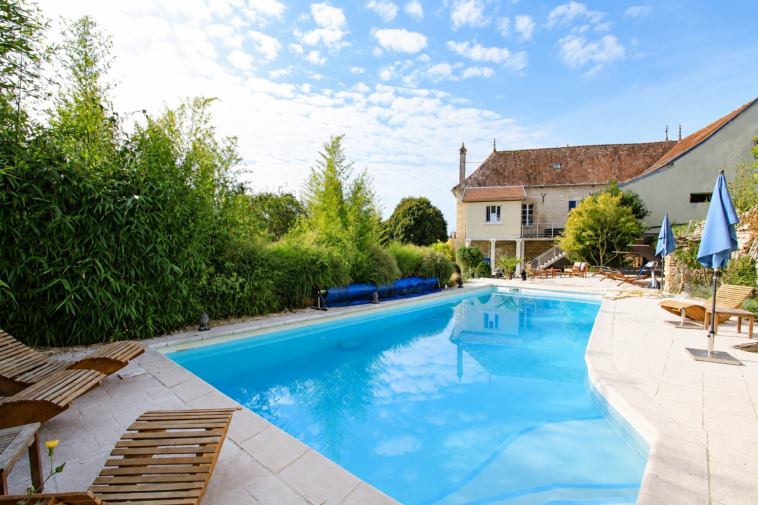 La piscine extérieure et ses transats