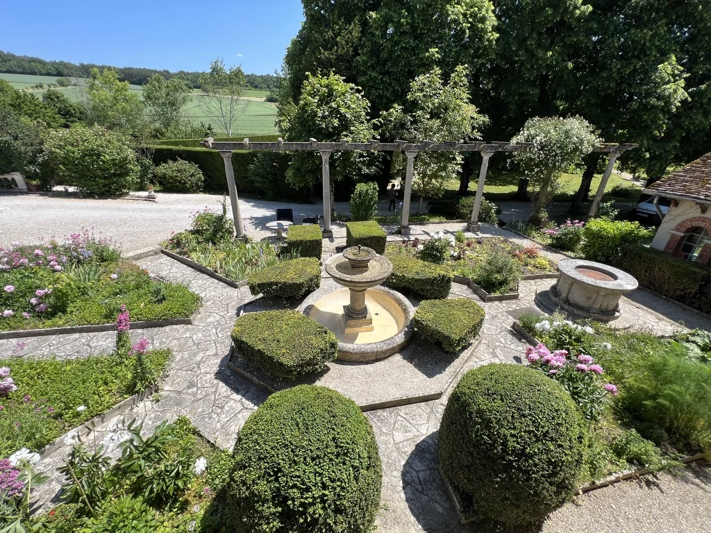 La fontaine et les jardins du Prieuré vus depuis le premier étage
