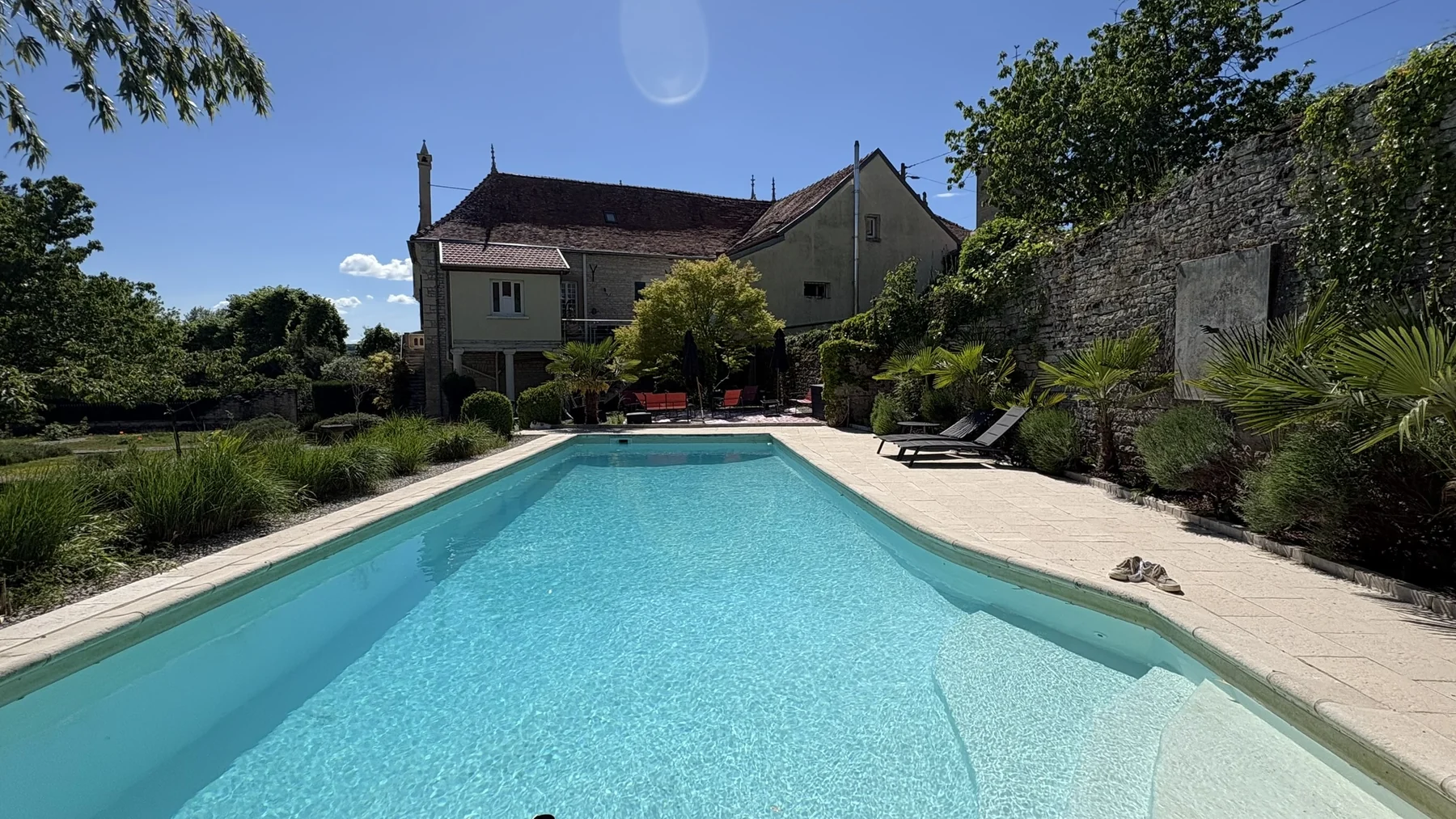 La piscine extérieure et ses transats