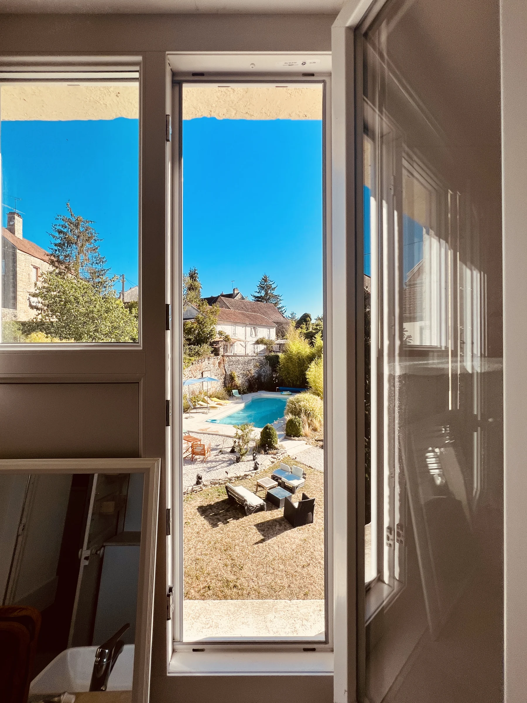 La piscine vue depuis la salle de bain de la suite Noyers, au premier étage