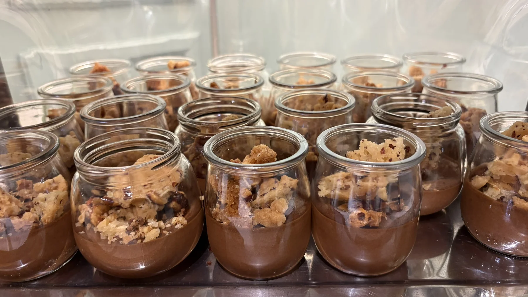 Des desserts en verrines préparés pour une réception