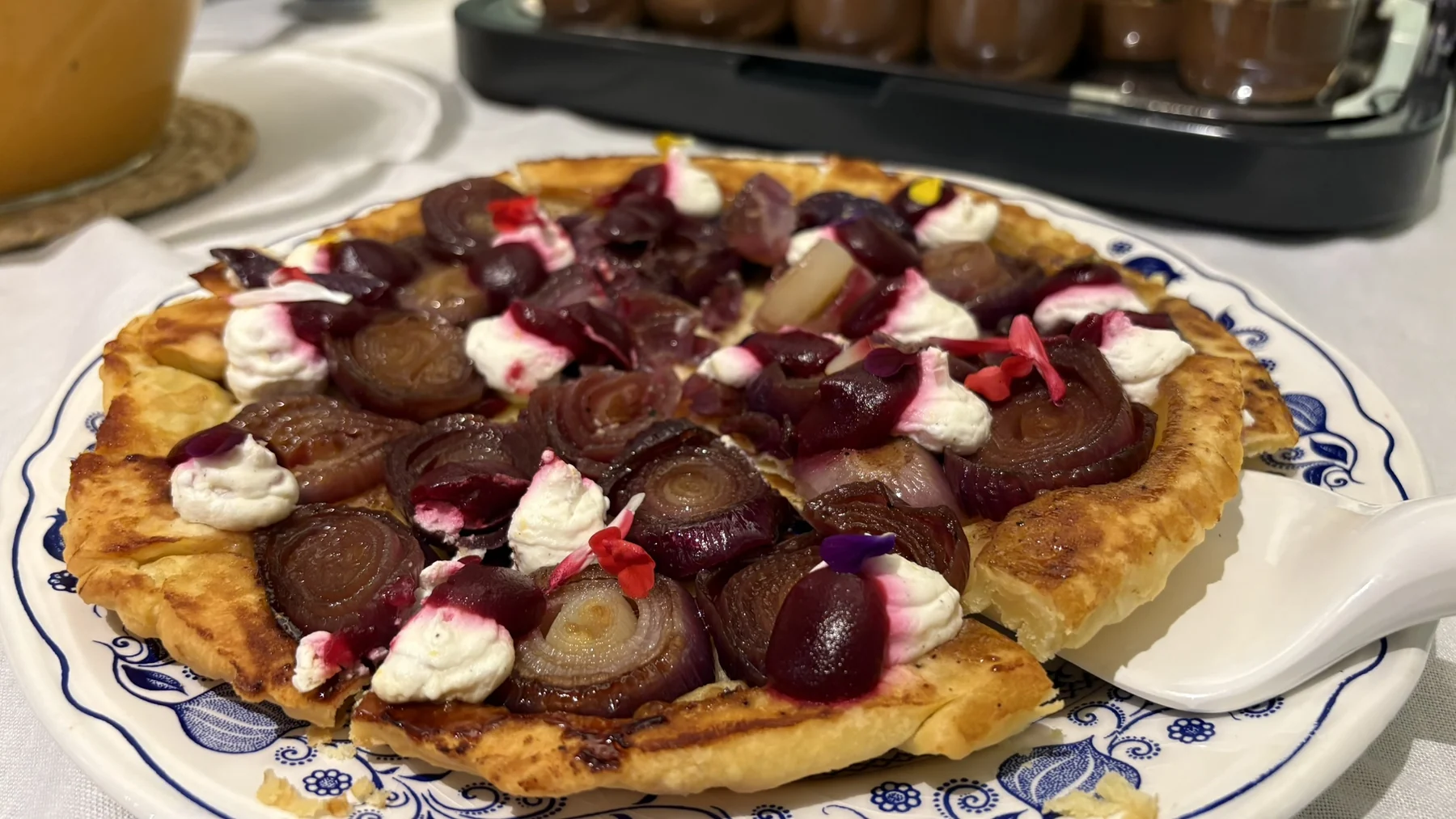 Une tarte salée colorée présentée sur le buffet