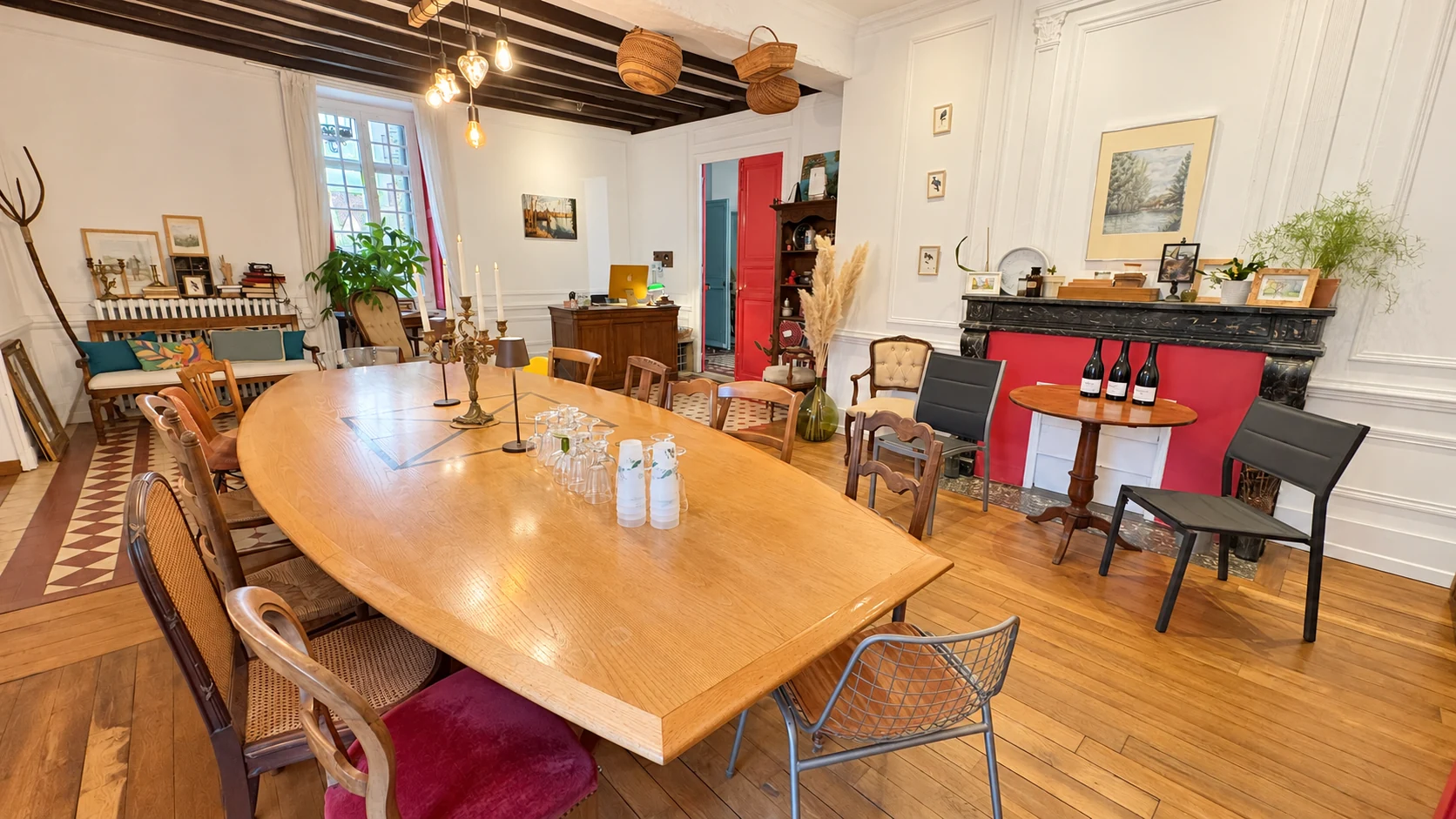 La salle à manger du premier étage, avec sa grande table et ses poutres