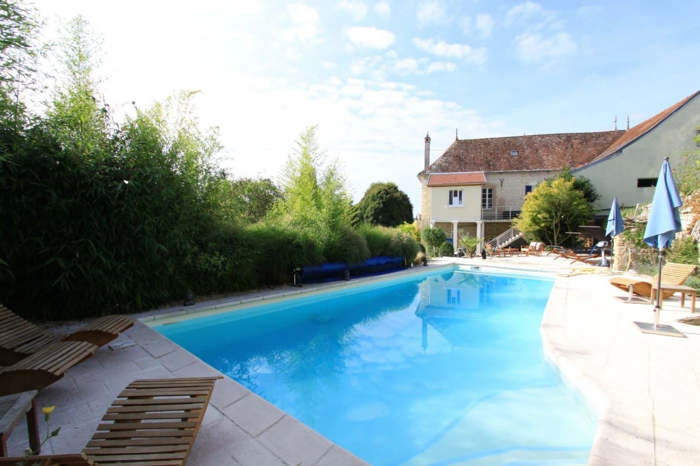 La piscine extérieure et ses transats
